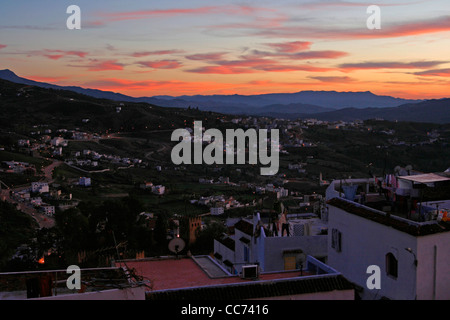 Vista sopra il Rif Mountains al crepuscolo. Chefchaouen, Marocco. Foto Stock