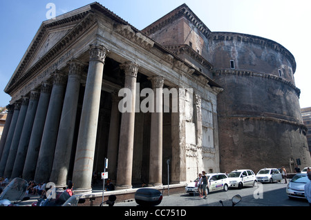 Il Pantheon,un tempio romano dedicato a tutti gli dèi di Roma pagana costruito e dedicato tra A.D 118 e 125. Foto Stock