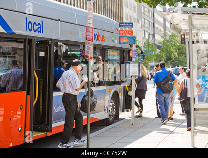 Persone imbarco Metrobus - Washington DC, Stati Uniti d'America Foto Stock