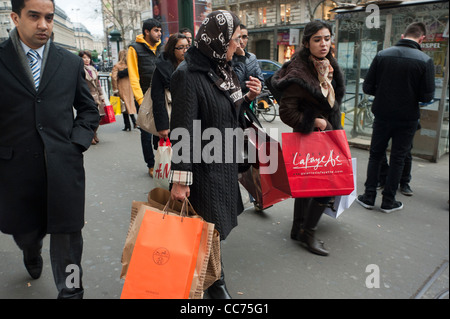 Parigi, Francia, le vendite di gennaio, la folla fuori Department Store, camminando sul marciapiede, le donne che trasportano borse per lo shopping, Boulevard Haussmann Foto Stock