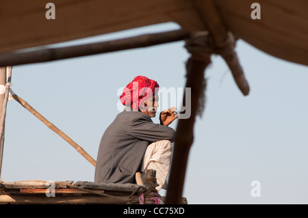 Uomo con turbante rosso, Camel Fair, Pushkar, Rajasthan, India Foto Stock