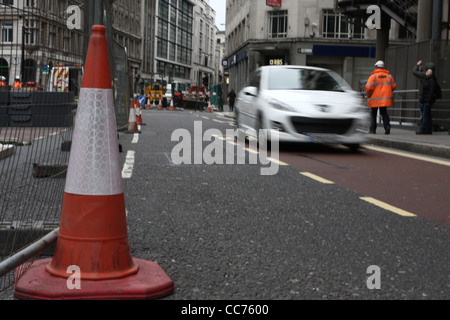Il traffico che passa attraverso un flusso di contra in lavori in corso sulle strade di Londra Foto Stock