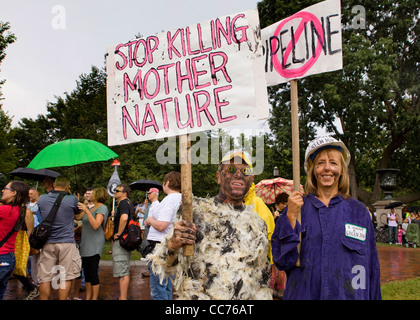 Gli attivisti ambientali la protesta della pipeline XL con picchetti - Washington DC, Stati Uniti d'America Foto Stock