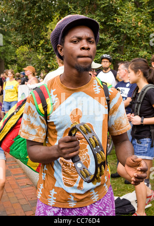 Un giovane uomo afro-americano a giocare il tamburello Foto Stock