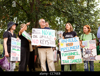 Keystone Pipeline tar sands manifestanti azienda cartelli per protesta - Washington DC, Stati Uniti d'America Foto Stock