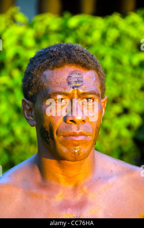 Isole Figi uomo nel tradizionale Fijiano in abiti cerimonia Kava Foto Stock