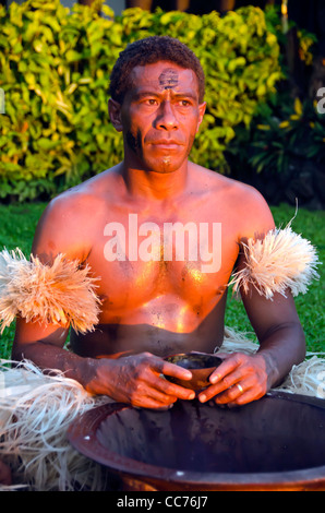 Isole Figi uomo nel tradizionale Fijiano in abiti cerimonia Kava Foto Stock