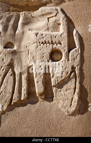 Vista dei rilievi sul primo pilone presso il tempio del faraone Ramesse III, Medinet Habu, West Bank, Luxor, Egitto Foto Stock