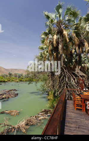 Il fiume Kunene vicino al Epupa Falls, visto da un terrazzo di un lodge. Kaokoland, Namibia. Foto Stock