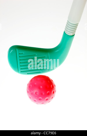 Attrezzatura da golf per i bambini. Golf giocattoli. Sfera, driver, club, ferro, boschi, borsa, tee, verde. Foto Stock