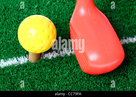 Attrezzatura da golf per i bambini. Golf giocattoli. Sfera, driver, club, ferro, boschi, borsa, tee, verde. Foto Stock