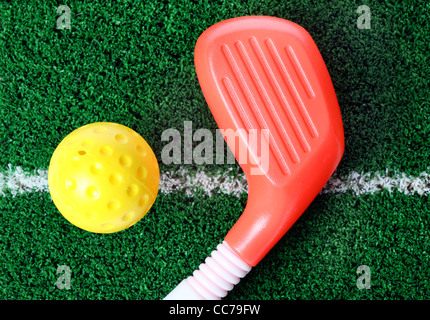 Attrezzatura da golf per i bambini. Golf giocattoli. Sfera, driver, club, ferro, boschi, borsa, tee, verde. Foto Stock