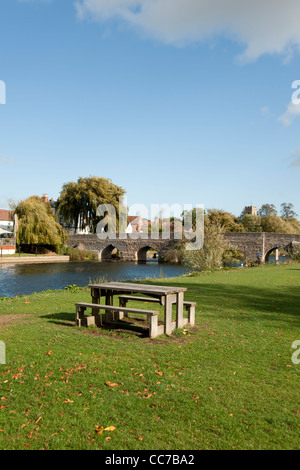 Banco di picnic sulle rive del fiume Avon a Bidford-on-Avon, Warwickshire, Inghilterra, Regno Unito Foto Stock