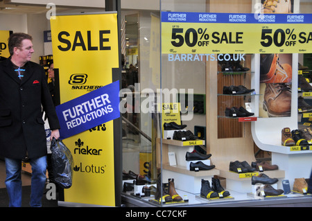 Barratts negozio di calzature Vendita riduzioni del 50% in bancarotta negozi di scarpe Foto Stock