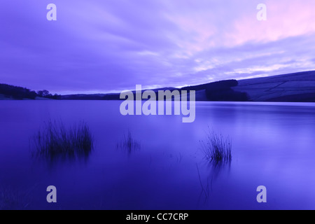 La mattina presto vista sulle acque cristalline del serbatoio Errwood nel Goyt Valley vicino a Buxton in Derbyshire Foto Stock