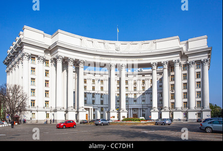 Ministero degli Affari Esteri edificio, Podil, Kiev, Ucraina sulla piazza Mykhailiv accanto a San Michele a cupola dorata Monastero Foto Stock