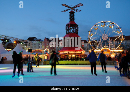 Pista di pattinaggio su ghiaccio al mercatino di Natale di sera, Jena, Turingia, Germania, Europa Foto Stock
