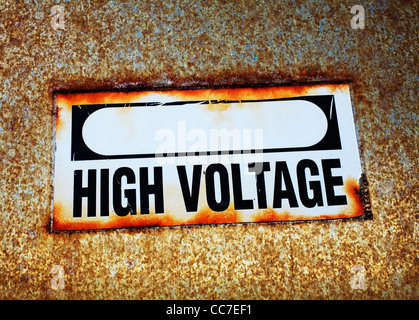 Vecchio sbiadito e simbolo di alta tensione montato sulla scatola di alimentazione Foto Stock