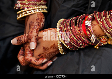 Close up della donna indiana con le mani in mano con decorazione tradizionale Foto Stock