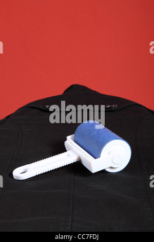 Blu polvere detergente con rullo di panno sfondo rosso Foto Stock