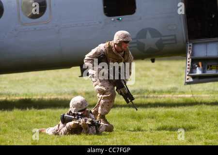 Marines distribuire da un CH-53 Sea Stallion elicottero durante un assalto anfibio dimostrazione in Flushing Meadow Park Foto Stock