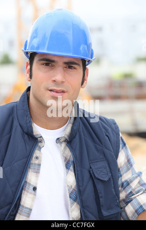 Operaio edile in un hardhat Foto Stock