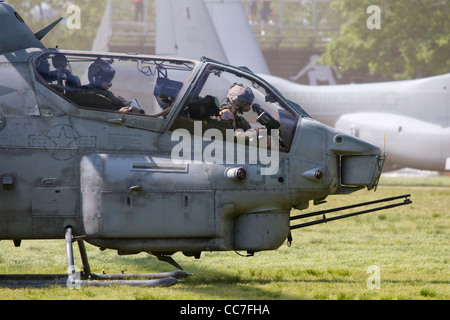 Il cockpit di un Marine Corps AH-1W Super elicottero Cobra circa di decollare da Flushing Meadow Park durante la settimana della flotta 2011 Foto Stock