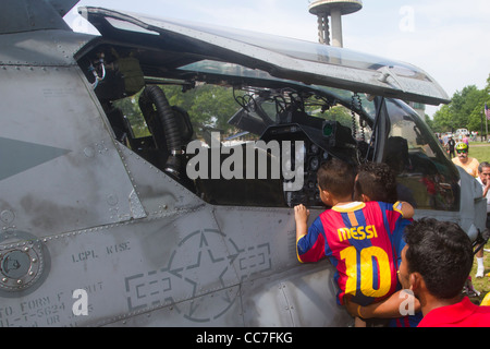 Un giovane ragazzo coetanei nel cockpit di un Marine Corps AH-1 Super Cobra elicottero durante la settimana della flotta 2011 nella città di New York Foto Stock