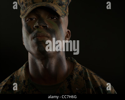 Stati Uniti Marine Corps Officer in MARPAT digital camouflage uniforme e camo face paint Foto Stock