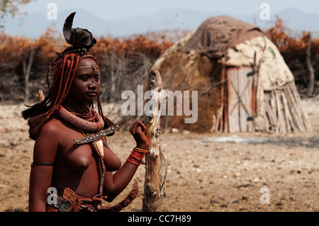 Himba donna nel suo villaggio vicino a Epupa Falls, regione di Kunene, Namibia settentrionale Foto Stock