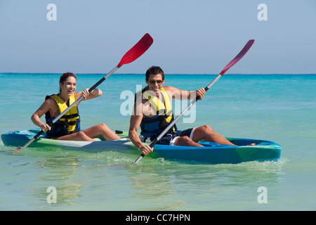 Giovane kayak, Reef Playacar Resort e Spa, Playa del Carmen, Messico Foto Stock