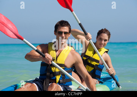 Giovane kayak, Reef Playacar Resort e Spa, Playa del Carmen, Messico Foto Stock