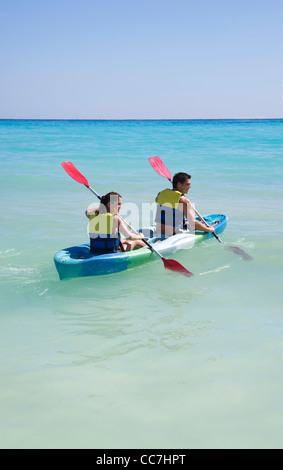 Giovane kayak, Reef Playacar Resort e Spa, Playa del Carmen, Messico Foto Stock