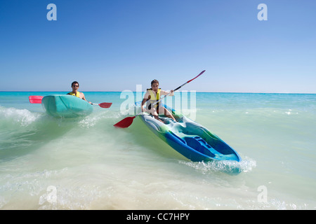 Giovane kayak, Reef Playacar Resort e Spa, Playa del Carmen, Messico Foto Stock