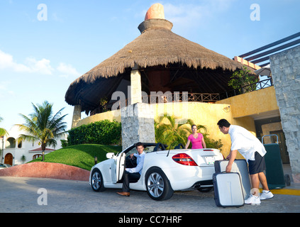 Porter carico dei bagagli in auto, Reef Playacar Resort e Spa, Playa del Carmen, Messico Foto Stock