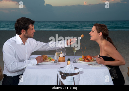 Paio di cenare sulla spiaggia, Reef Playacar Resort e Spa, Playa del Carmen, Messico Foto Stock