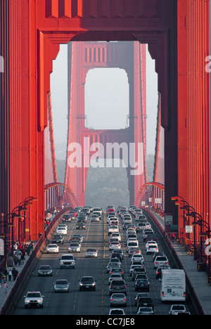 Il traffico sul Golden Gate Bridge di San Francisco, California, Stati Uniti d'America Foto Stock