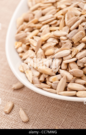 Ciotola riempita con olio di semi di girasole Foto Stock