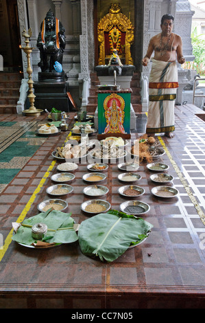 Offerte in piatti al Tempio Sri Senpaga Vinayagar, Singapore. Foto Stock