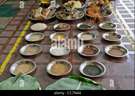 Le spezie in piatti al Tempio Sri Senpaga Vinayagar, Singapore. Foto Stock