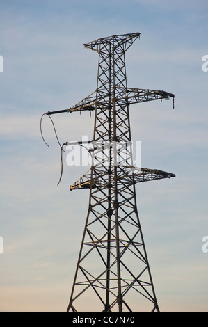 Pilone di potenza in fase di smantellamento Foto Stock