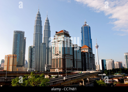 Vista dello skyline di Kuala Lumpur su autostrada Foto Stock