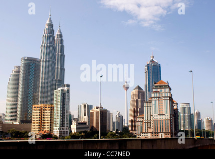 Vista dello skyline di Kuala Lumpur su autostrada Foto Stock