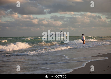 Partenza nave da crociera Carnival Liberty e la spiaggia di South Beach e a Miami, Florida, Stati Uniti d'America Foto Stock