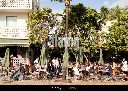 Busy street cafe a Ocean Drive a South Beach, Miami, Florida, Stati Uniti d'America Foto Stock