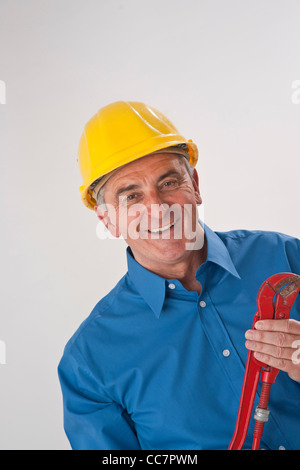 Ritratto di uomo che indossa Hadhat e tenendo la chiave Foto Stock