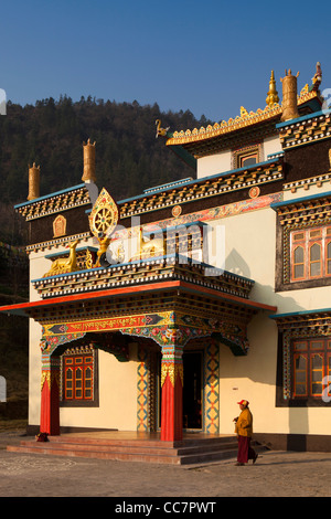 India, Arunachal Pradesh, Dirang, nuova costruzione Gompa buddista all'alba Foto Stock