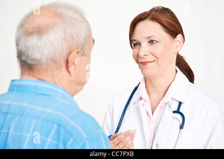 Close-up del caregiver che parla al paziente Foto Stock