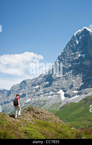 Woman Hiking, Berense bernese, Eiger picco, North Face, Svizzera Foto Stock