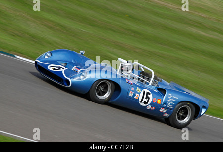 1965 Lola-Ford T70 Spyder con driver Roald Goethe durante la Pentecoste Trophy gara al 2011 Goodwood, Sussex, Regno Unito. Foto Stock